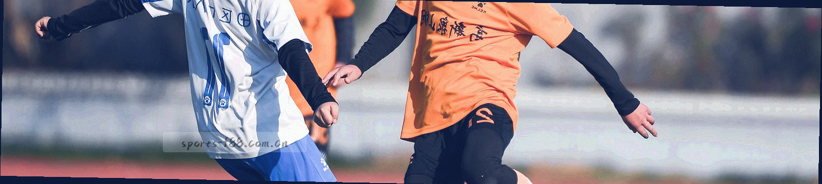 印刷标签与纸张叠层的抽象暗调图形，象征数据版本与刷新时点
